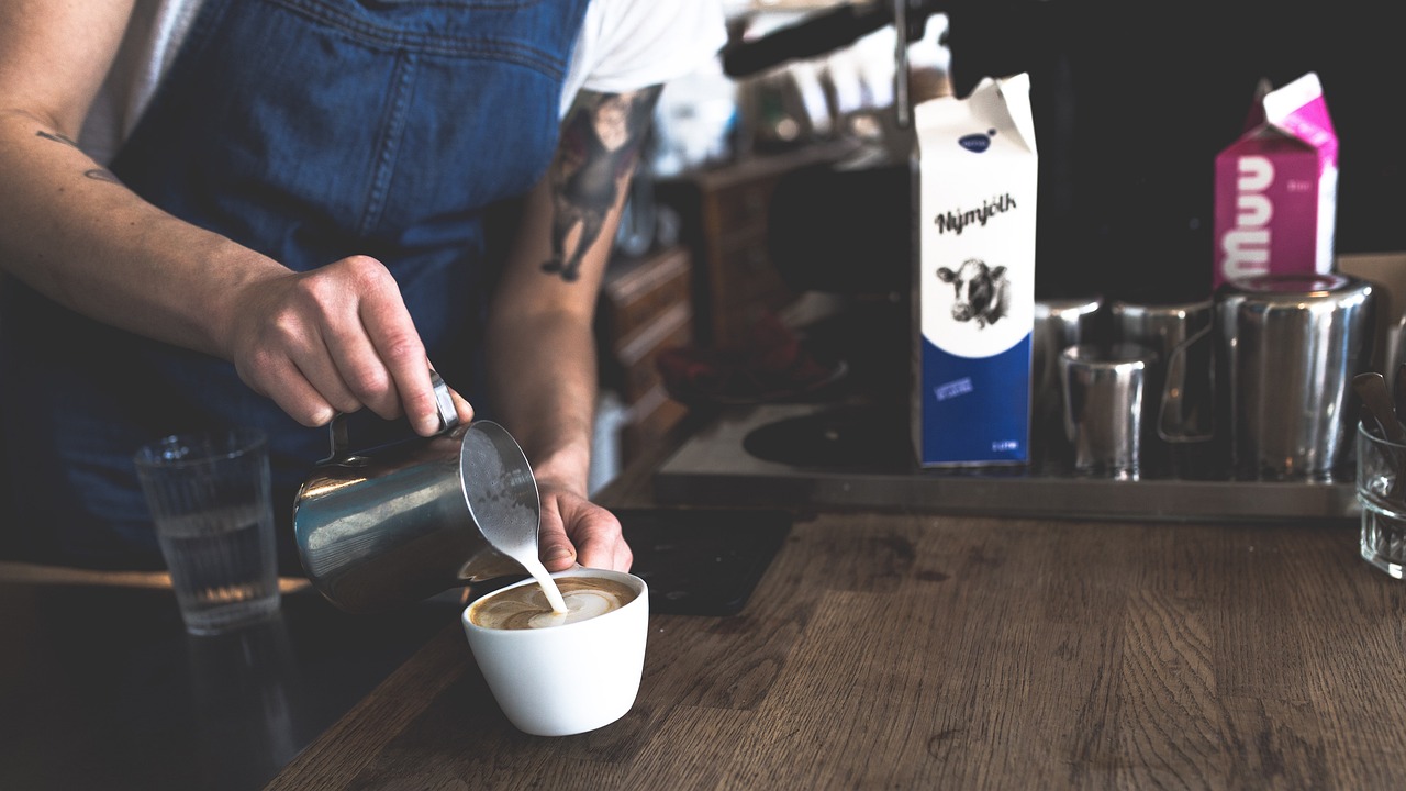 entdecken sie alles über das milchaufschäumen: tipps, techniken und die besten geräte, um perfekten milchschaum für kaffee und andere getränke zu hause zu kreieren.